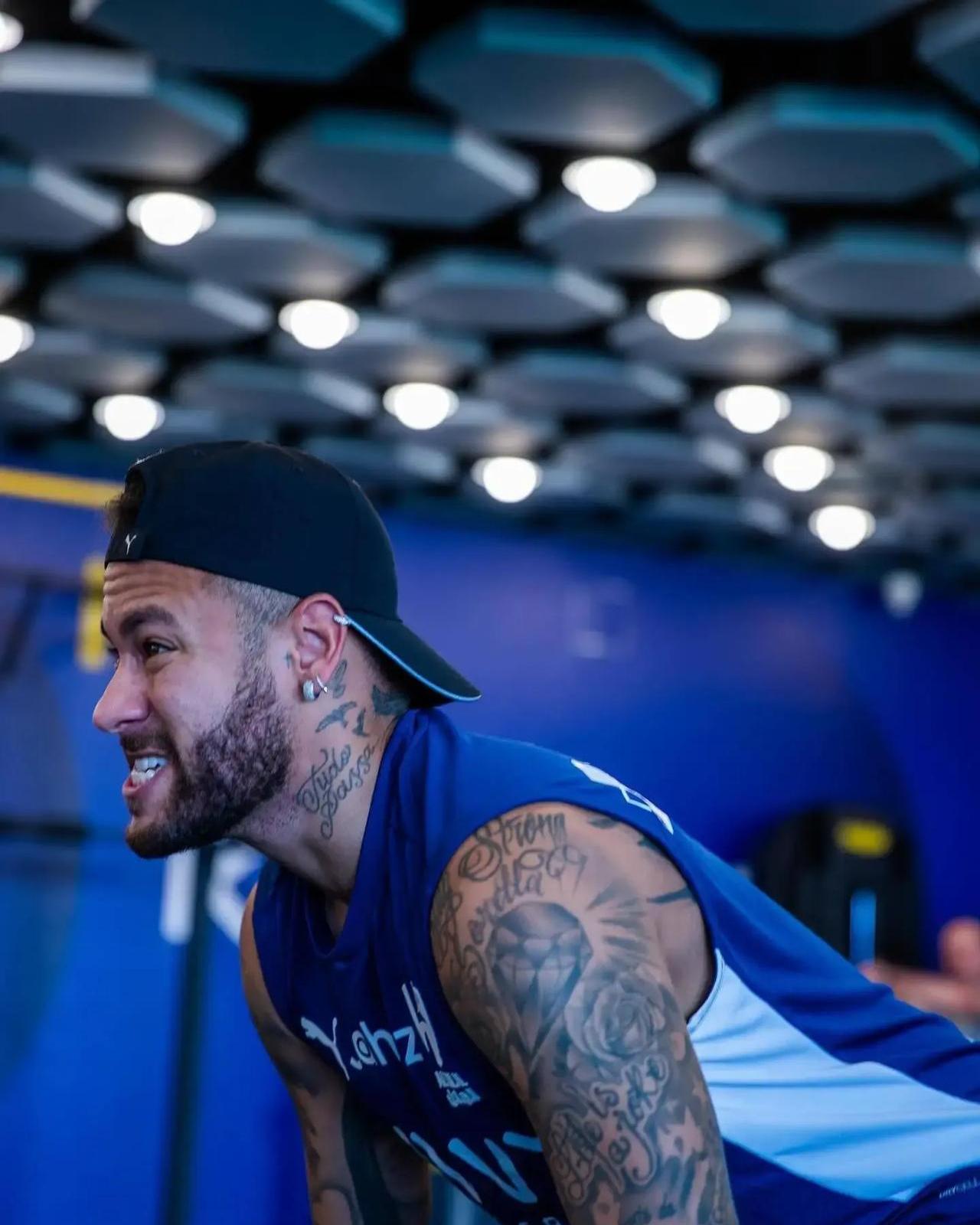 内马尔在澳大利亚队比赛中重要助攻，比赛规则变更引发热议！比赛高潮迭起的简单介绍