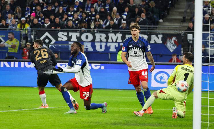 包含转折点拜仁慕尼黑造点机会；德甲关键时刻攻防权衡；悬念犹存；资深球员宣示担当的词条