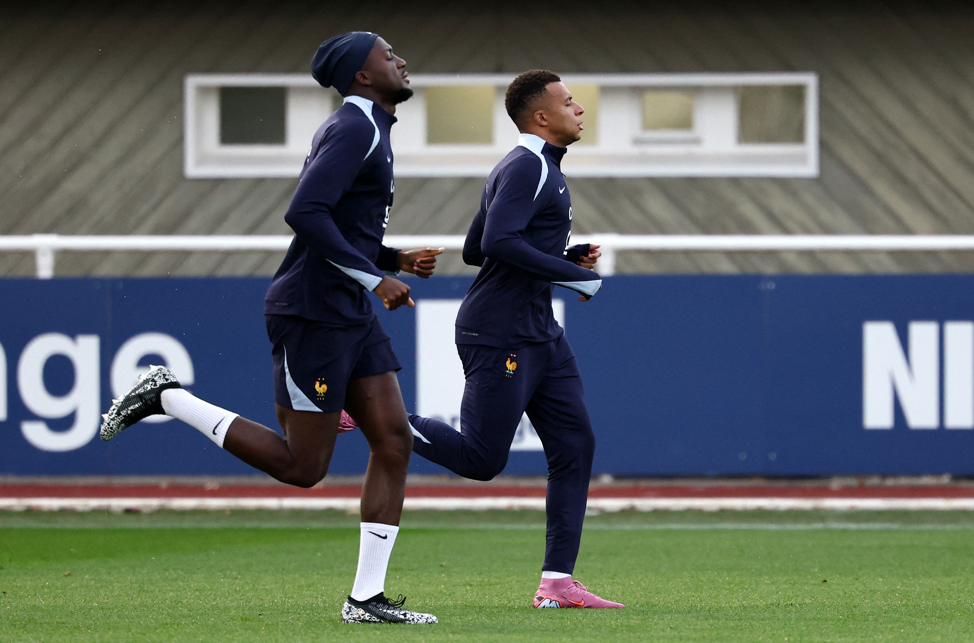 包含赛前体能课后，罗马调整名单备战法国杯，悬念犹存，年轻球员得到机会的词条